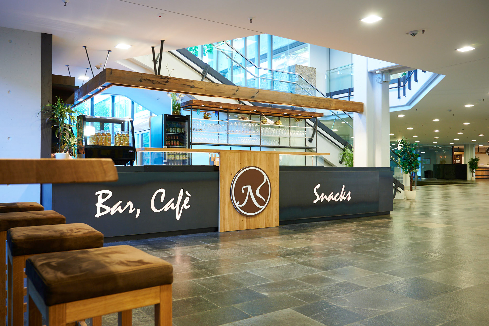 Nägel Erlangen Heinrich-Lades-Halle Foyer Bar