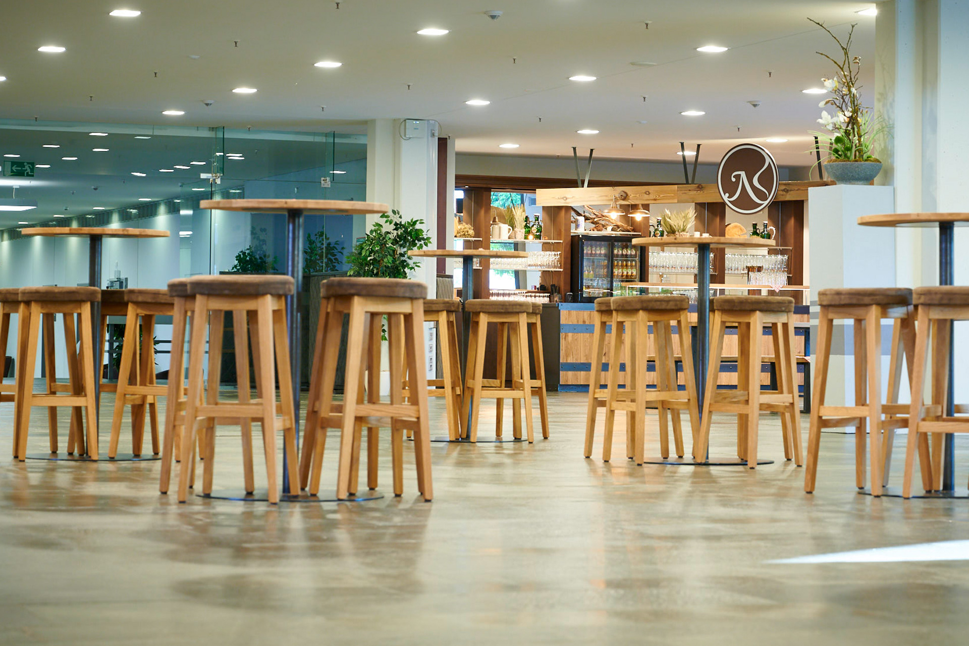Nägel Erlangen Heinrich-Lades-Halle Foyer Bar Sitzplätze