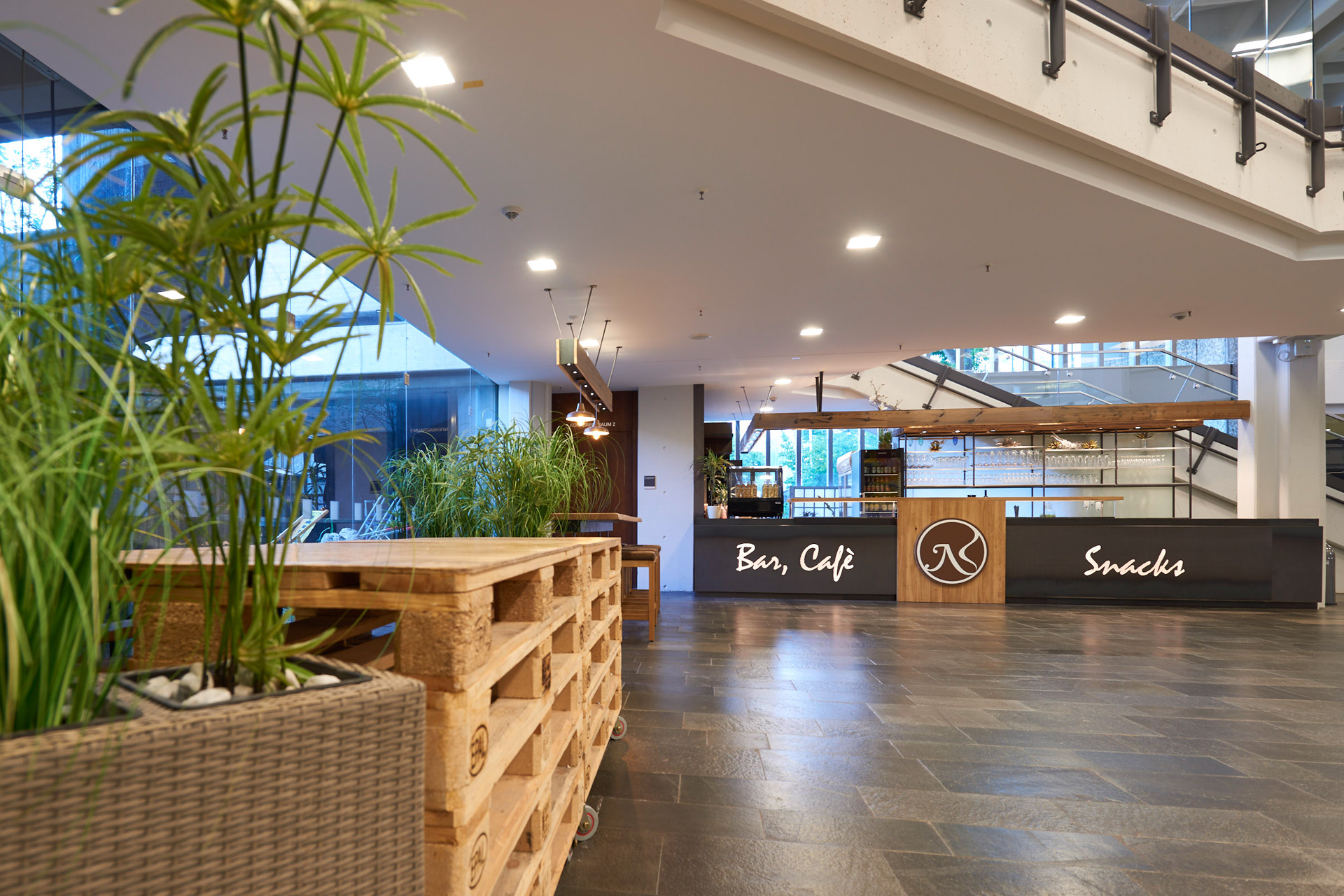 Nägel Erlangen Heinrich-Lades-Halle Cafe Foyer