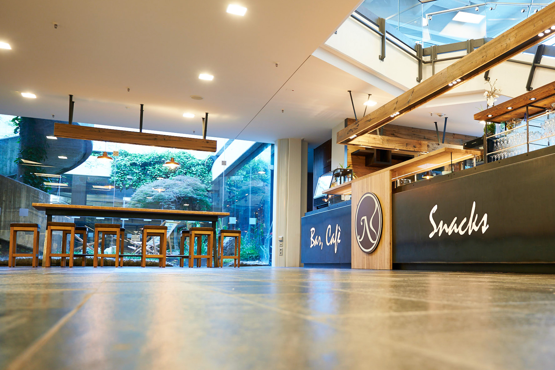 Nägel Erlangen Heinrich-Lades-Halle Foyer Cafe Sitzbanken Sitzplatze am Café