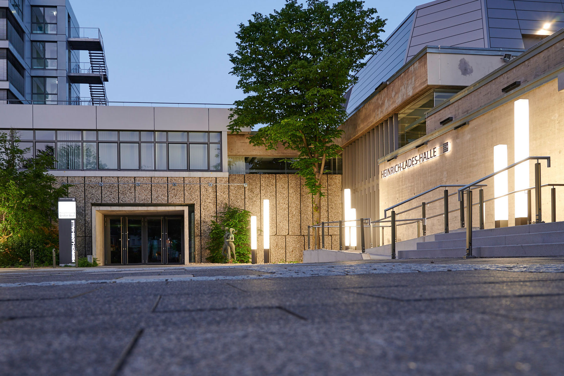 Nägel Erlangen Heinrich-Lades-Halle Seitenansicht Heinrich-Lades-Halle von der Seite