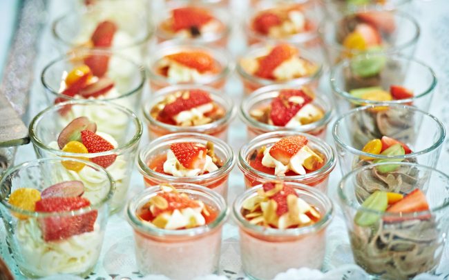 Essen Gläser angerichtet