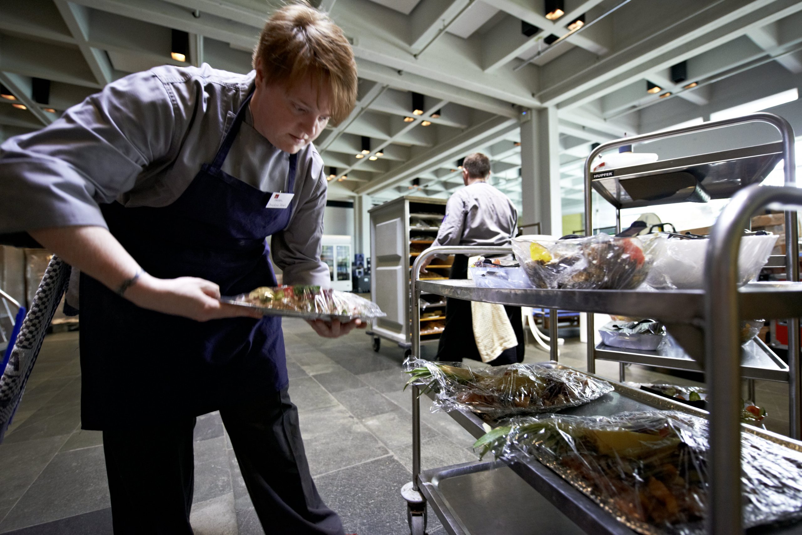 Mitarbeiterin transportiert Essen