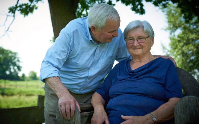Das Paar Nägel Senior