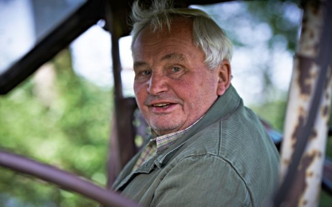 Nahaufnahme auf dem Traktor von Nägel Senior