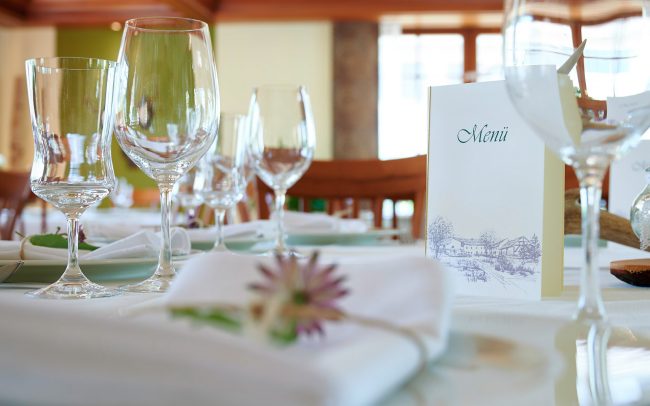 Gedeckter Tisch mit Menükarte