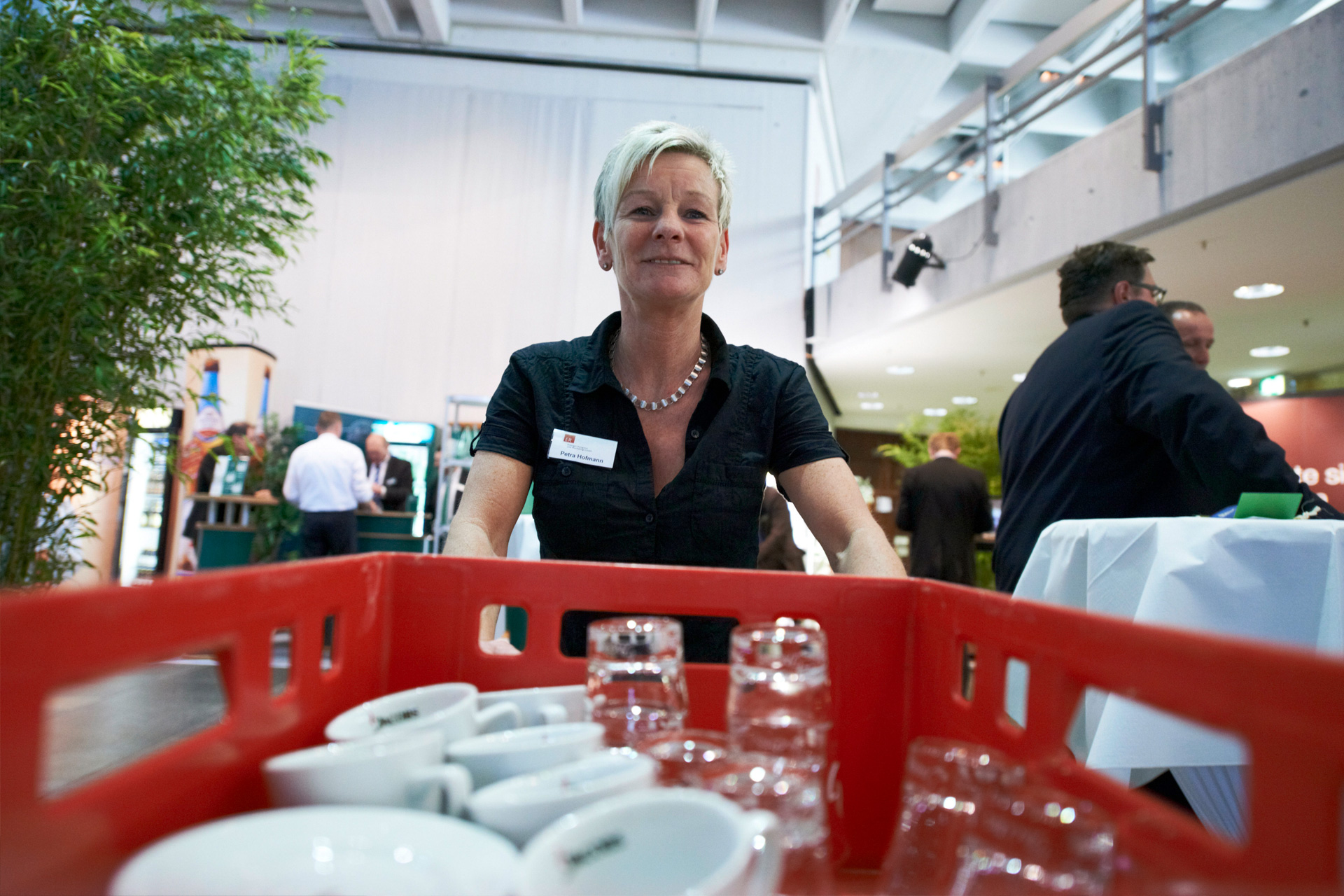 Geschirr wird zwischen Locations transportiert