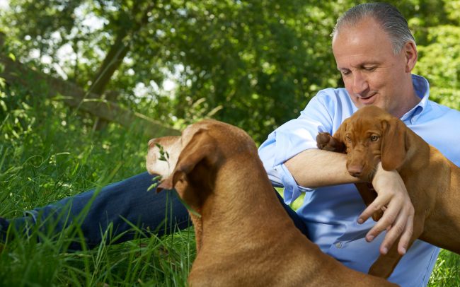 Hubert Nägel spielt mit Hunden