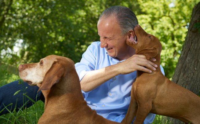 Hubert Nägel spielt mit Hunden