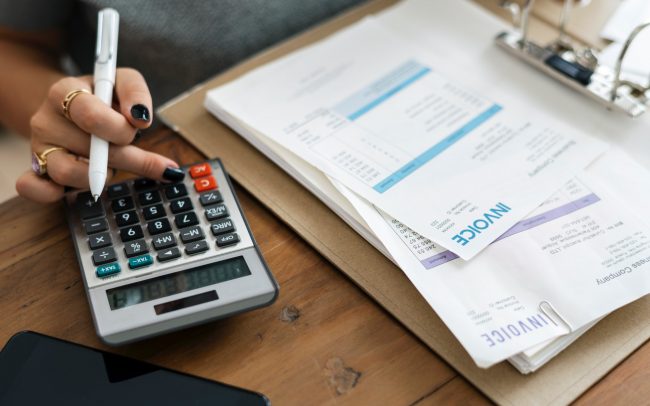 Frau budgetiert